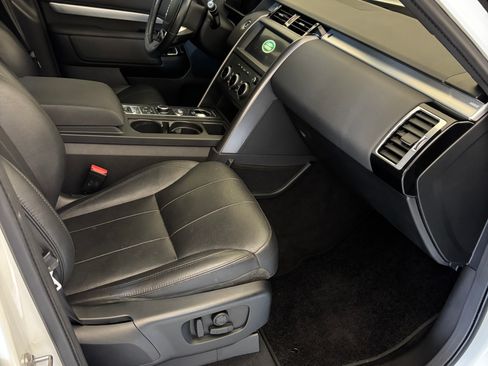 Used 2020 Land Rover Discovery Landmark AWD/4WD image 11