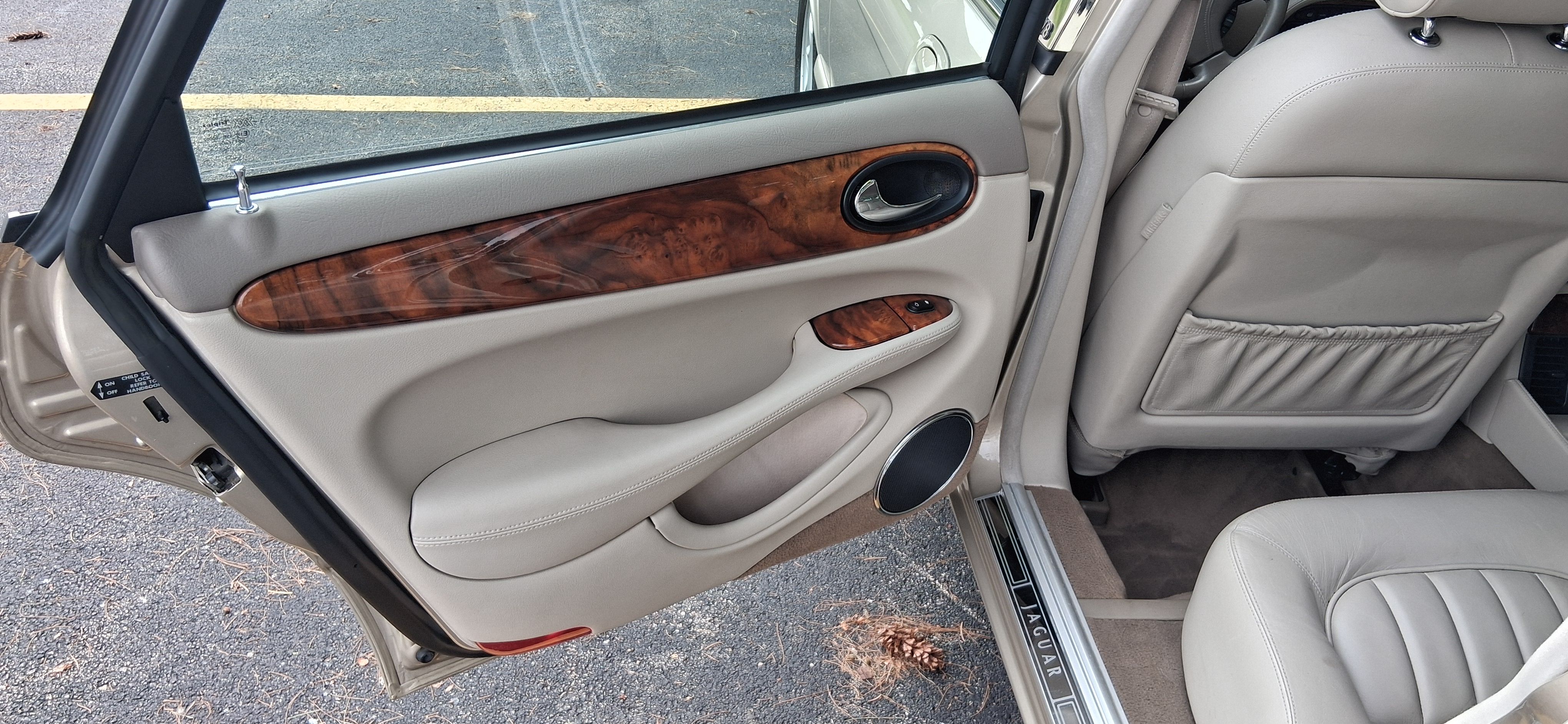 Used 1998 Jaguar XJ8 RWD image 15