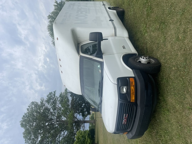 Used 2016 GMC Savana 4500 RWD image 2