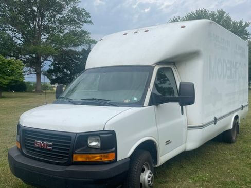 Used 2016 GMC Savana 4500 RWD image 2