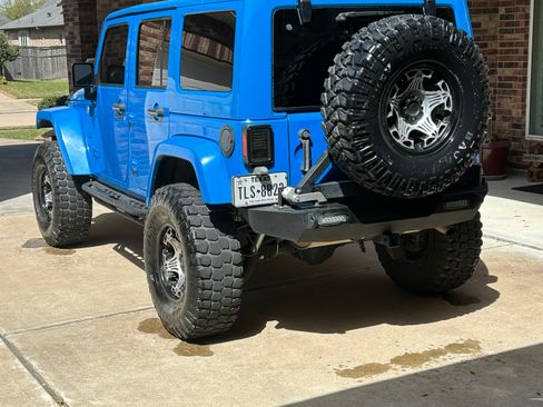 Used 2011 Jeep Wrangler Unlimited Sahara w/ Connectivity Group image 15