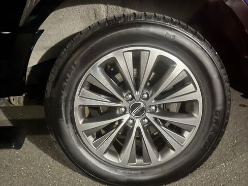 Used 2017 Lincoln Navigator L Select image 9