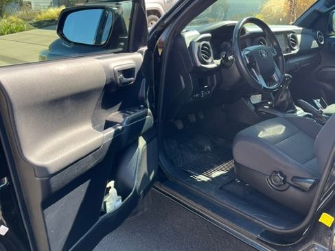 Used 2018 Toyota Tacoma TRD Off-Road AWD/4WD image 8