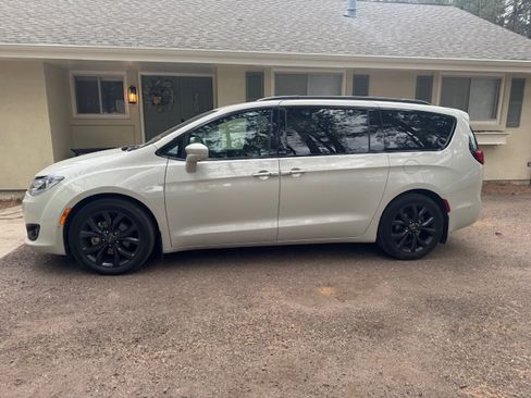 Used 2020 Chrysler Pacifica Touring-L Plus image 5