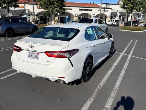 Used 2019 Toyota Camry SE image 2