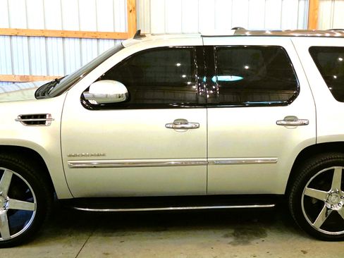 Used 2011 Cadillac Escalade Luxury image 1