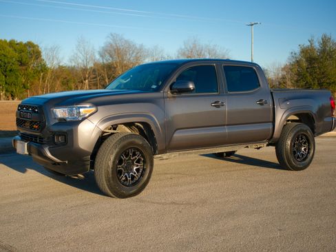 Used 2018 Toyota Tacoma SR image 1