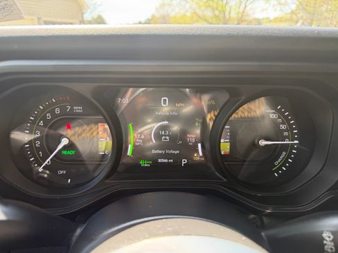 Used 2024 Jeep Wrangler Unlimited Sahara image 2