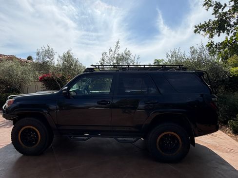 Used 2017 Toyota 4Runner TRD Off-Road Premium AWD/4WD image 4