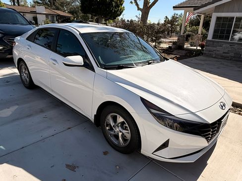 Used 2022 Hyundai Elantra SE image 1
