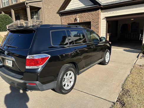Used 2012 Toyota Highlander FWD w/ Tech Pkg image 4