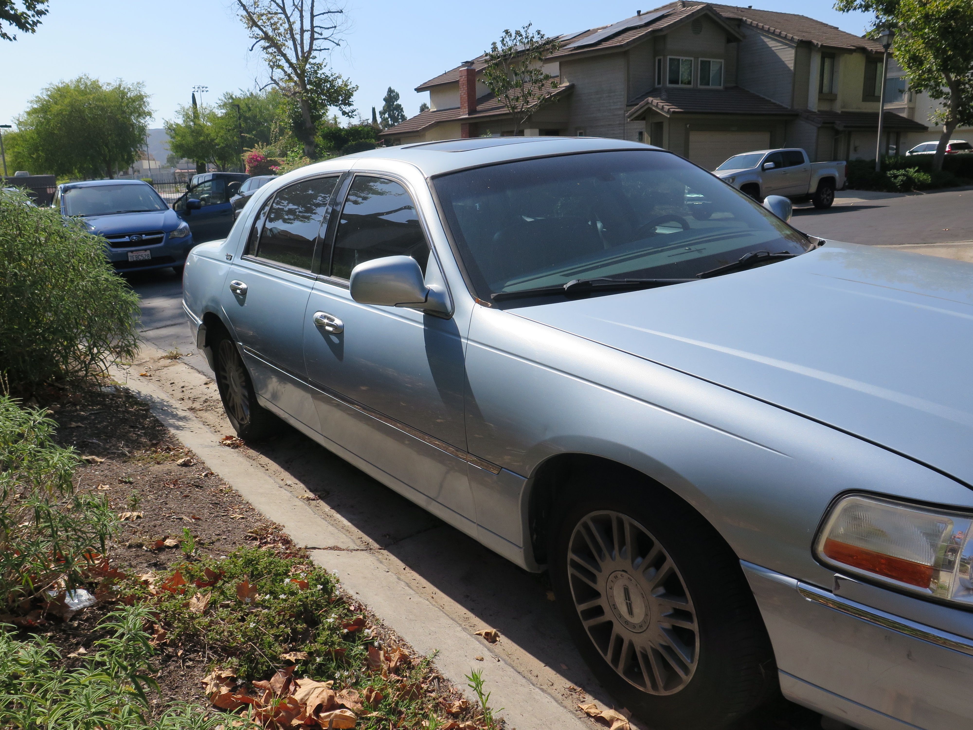 Used 2006 Lincoln Town Car Signature Limited RWD image 11