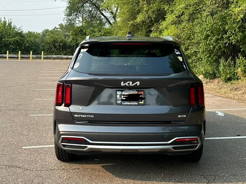 Used 2023 Kia Sorento EX FWD image 4