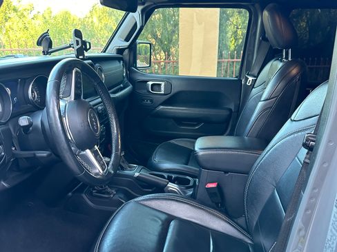 Used 2019 Jeep Wrangler Unlimited Sahara AWD/4WD image 9