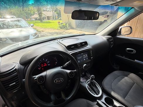 Used 2018 Kia Soul + FWD image 4