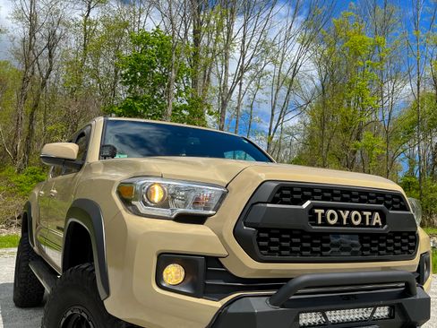 Used 2019 Toyota Tacoma TRD Off-Road image 4