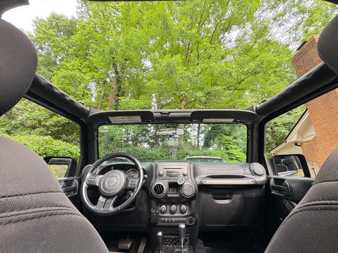 Used 2017 Jeep Wrangler Unlimited Sport w/ Connectivity Group AWD/4WD image 17