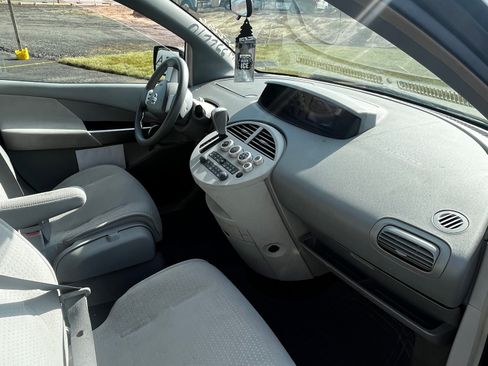 Used 2005 Nissan Quest S w/ (S01) Seat Pkg image 2