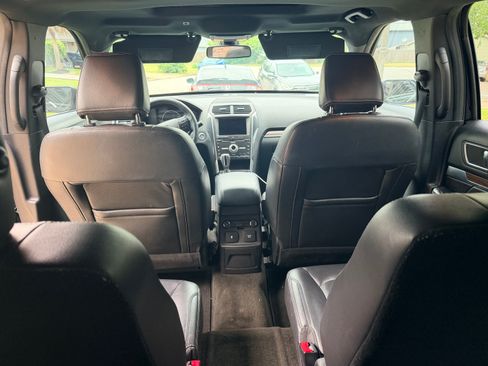 Used 2018 Ford Explorer Limited w/ Equipment Group 301A AWD/4WD image 9