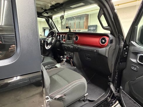 Used 2021 Jeep Wrangler Rubicon w/ Cold Weather Group image 10