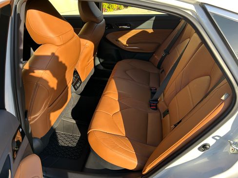 Used 2022 Toyota Avalon Limited image 11