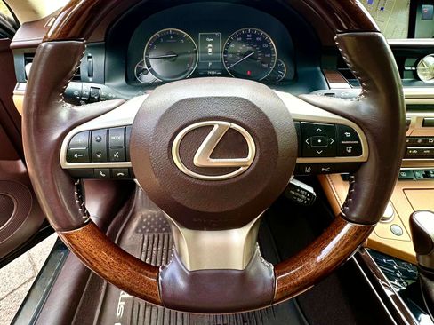 Used 2018 Lexus ES 350 w/ Luxury Package w/Wood Trim image 10