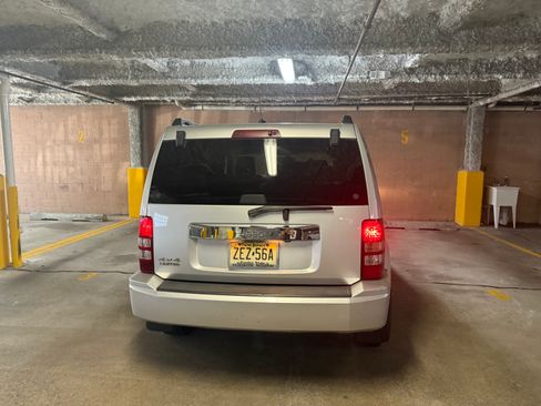 Used 2009 Jeep Liberty Limited w/ Premium Group image 2