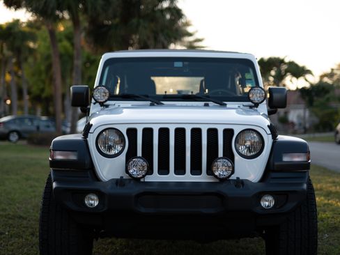 Used 2018 Jeep Wrangler Unlimited Sport image 4