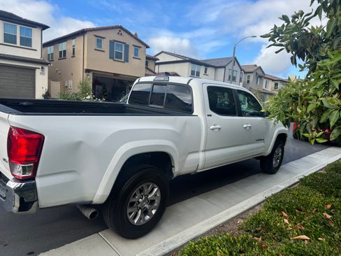 Used 2017 Toyota Tacoma SR5 w/ Tow Package RWD image 8