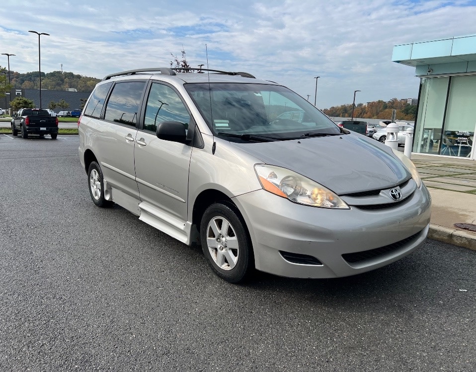 Used 2006 Toyota Sienna LE w/ LE Mobility Upgrade Pkg FWD image 5