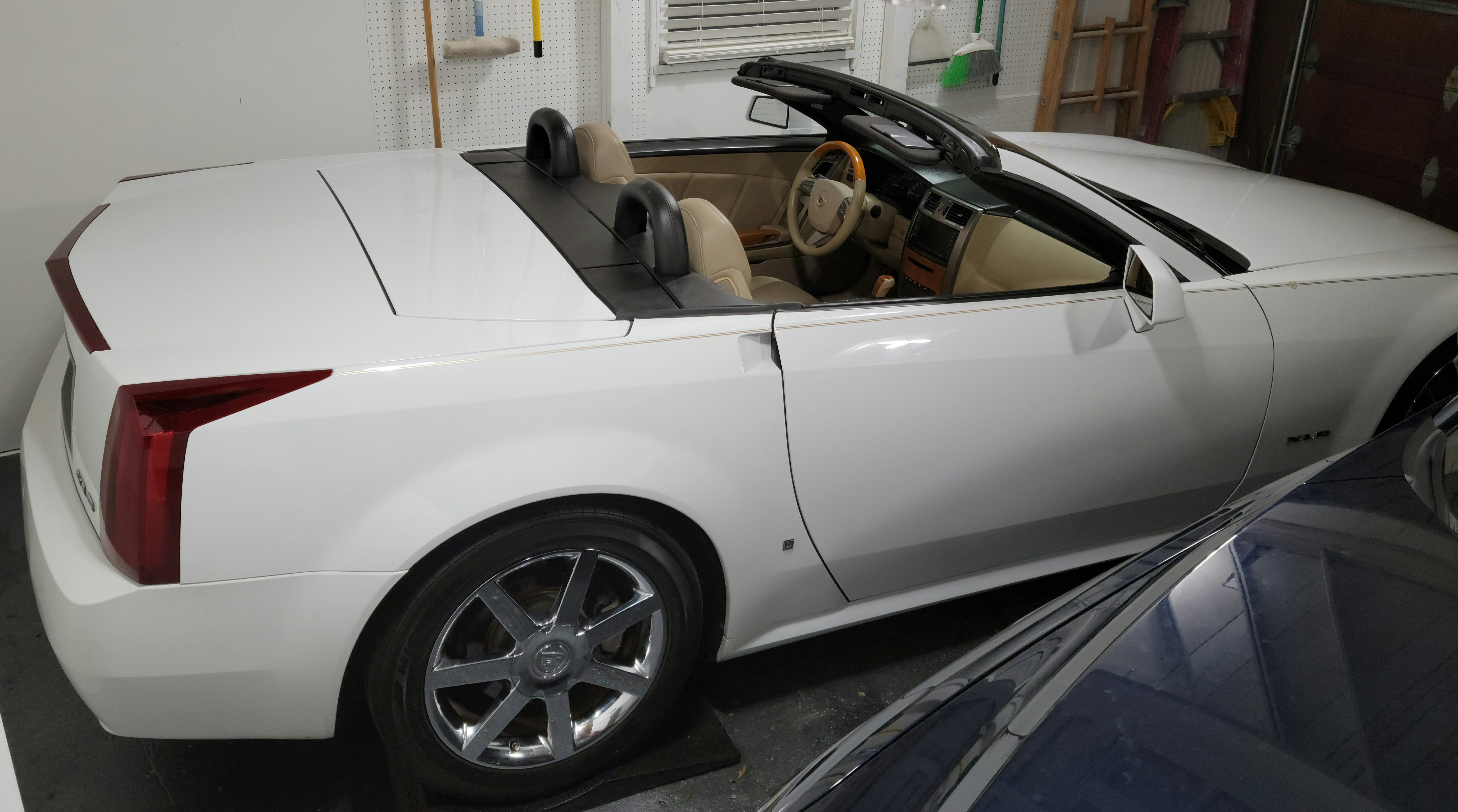 Used 2008 Cadillac XLR RWD image 10