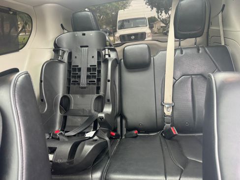 Used 2018 Chrysler Pacifica Limited w/ Advanced Safetytec Group FWD image 9