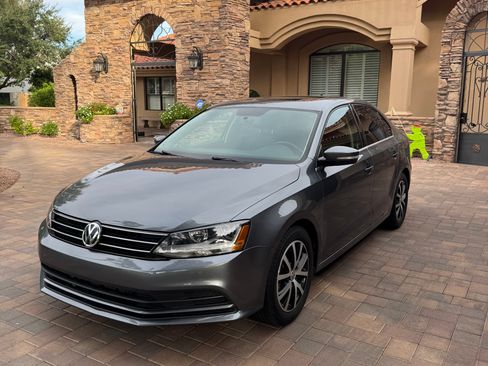 Used 2017 Volkswagen Jetta SE image 4
