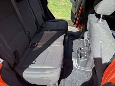 Used 2018 Jeep Wrangler Unlimited Sahara image 14