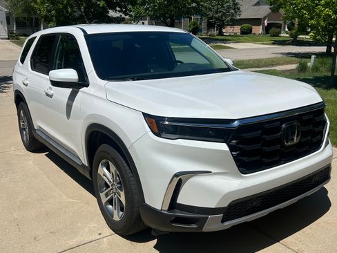 Used 2024 Honda Pilot EX-L image 2