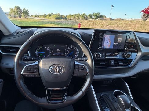 Used 2021 Toyota Highlander XLE FWD image 19