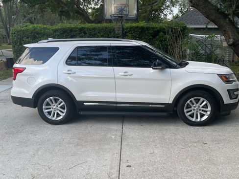 Used 2017 Ford Explorer XLT w/ Equipment Group 202A FWD image 2