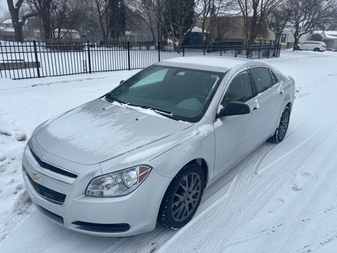 Used 2010 Chevrolet Malibu LS image 2
