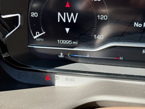 Used 2024 GMC Yukon XL Denali w/ Advanced Technology Package image 27