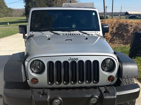 Used 2011 Jeep Wrangler Unlimited Rubicon w/ Connectivity Group AWD/4WD image 4