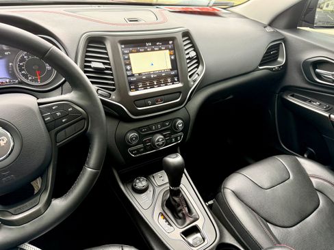 Used 2019 Jeep Cherokee Trailhawk image 10