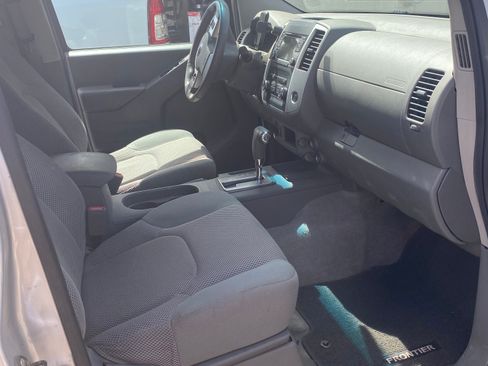 Used 2016 Nissan Frontier SV image 8