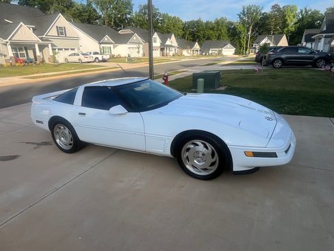Used 1996 Chevrolet Corvette Coupe RWD image 4