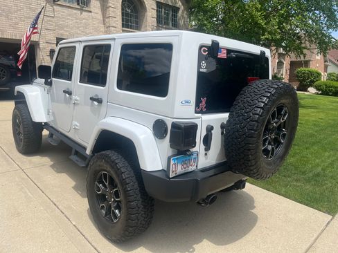 Used 2018 Jeep Wrangler Unlimited Sahara AWD/4WD image 4