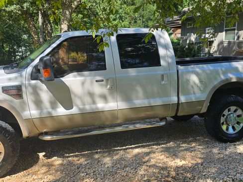 Used 2010 Ford F250 Lariat image 4