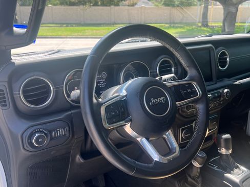 Used 2018 Jeep Wrangler Unlimited Sahara AWD/4WD image 26