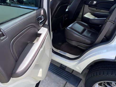 Used 2011 Cadillac Escalade Platinum image 5