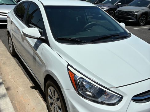 Used 2017 Hyundai Accent SE image 2