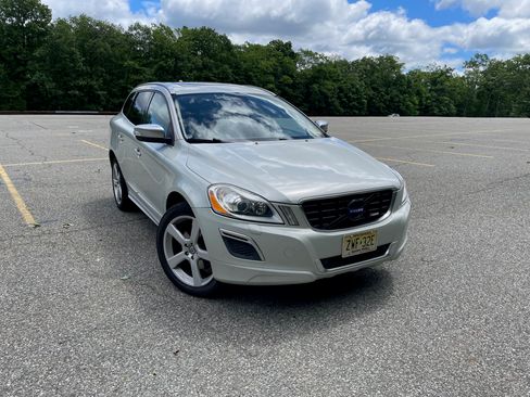 Used 2011 Volvo XC60 3.2 R-Design w/ Climate Pkg AWD/4WD image 2