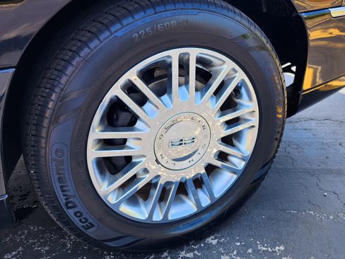 Used 2010 Lincoln Town Car Signature Limited image 6